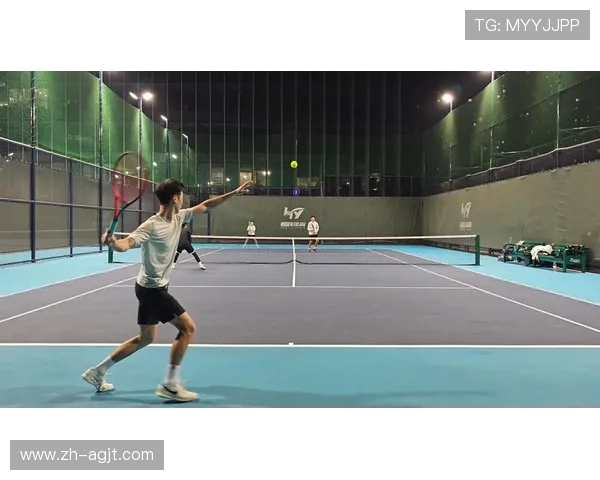 羽毛球花式胯下击球